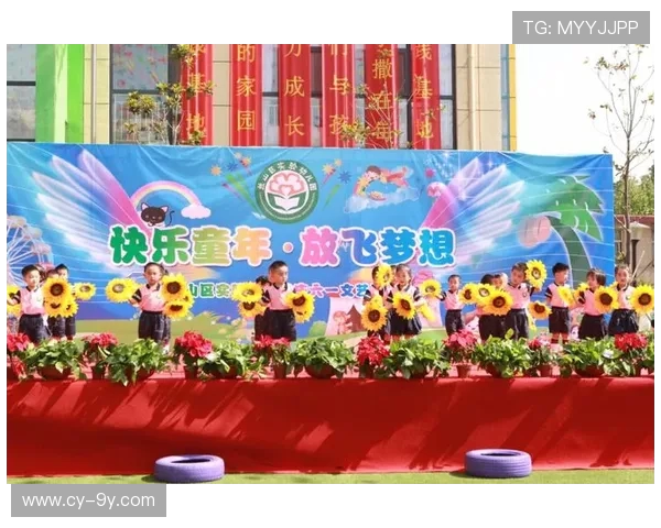 金色足球玩具闪耀童年梦想点燃孩子运动激情与快乐成长